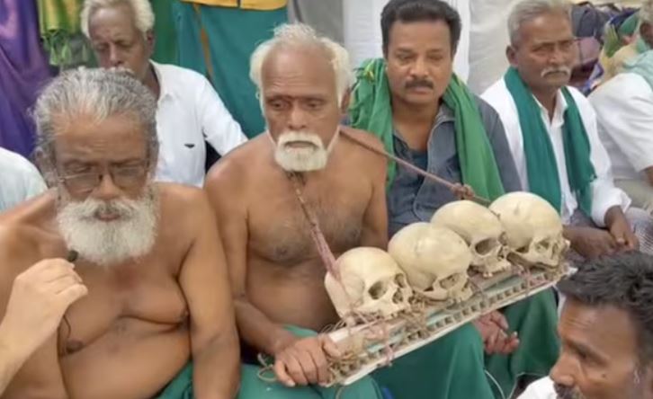 ದೆಹಲಿ: ಆತ್ಮಹತ್ಯೆ ಮಾಡಿಕೊಂಡ ರೈತರ ತಲೆಬುರುಡೆ ಹಿಡಿದು ತಮಿಳುನಾಡಿನ ರೈತರಿಂದ ಪ್ರತಿಭಟನೆ