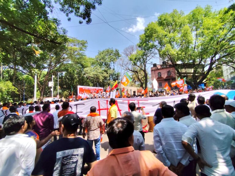 ತೇಜಸ್ವಿ ಸೂರ್ಯ ನಾಮಪತ್ರ ಸಮಾವೇಶದ ವೇಳೆ ‘ದ್ವೇಷ ಪಂಚರ್ ಮಾಡಿ’ ಬ್ಯಾನರ್ ಪ್ರದರ್ಶಿಸಿದ ಸಾಮಾಜಿಕ ಕಾರ್ಯಕರ್ತರು