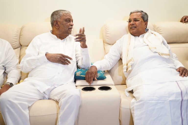 ಕುತೂಹಲ ಮೂಡಿಸಿದ ಬಿಜೆಪಿ ಸಂಸದ ಶ್ರೀನಿವಾಸ್ ಪ್ರಸಾದ್-ಸಿಎಂ ಸಿದ್ದರಾಮಯ್ಯ ಭೇಟಿ