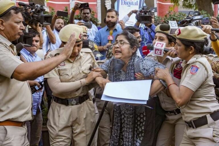 ಬಿಜೆಪಿ ಕೊಟ್ಟ ಪಟ್ಟಿಯಂತೆ ಟಿಎಂಸಿ ನಾಯಕರನ್ನು ಟಾರ್ಗೆಟ್ ಮಾಡುತ್ತಿರುವ ಎನ್‌ಐಎ: ಸಾಕೇತ್ ಗೋಖಲೆ