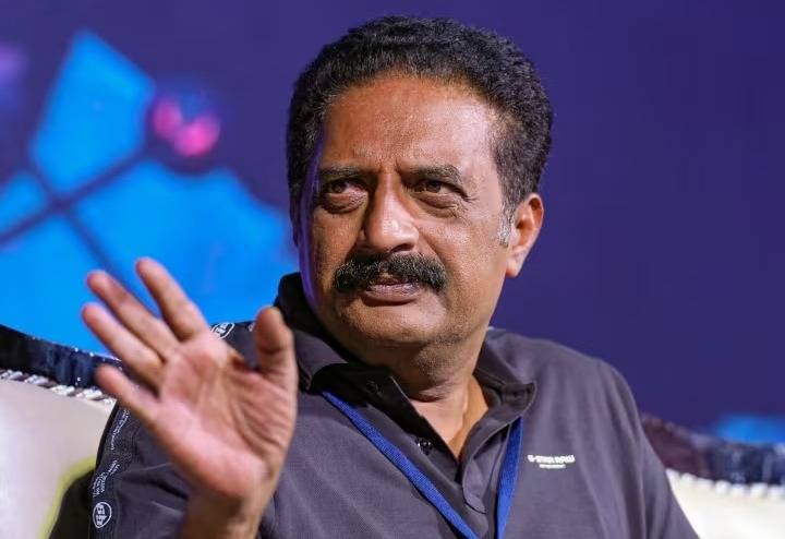 ಹೆಣ್ಣು ಮಕ್ಕಳ ಬಗ್ಗೆ ಅವಹೇಳನಕಾರಿಯಾಗಿ ಮಾತನಾಡಿರುವ ಕುಮಾರಸ್ವಾಮಿ ‘ದಾರಿ ತಪ್ಪಿದ ಮಗ’: ನಟ ಪ್ರಕಾಶ್ ರಾಜ್