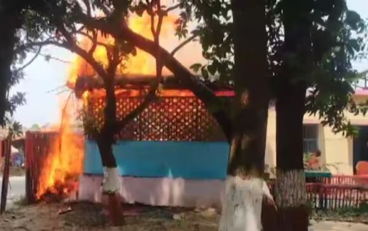 ಬಿಹಾರ: ಪೊಲೀಸ್‌ ಕಸ್ಟಡಿಯಲ್ಲಿದ್ದ ಇಬ್ಬರು ಆತ್ಮಹತ್ಯೆ ಸ್ಥಿತಿಯಲ್ಲಿ ಪತ್ತೆ; ಠಾಣೆಗೆ ಬೆಂಕಿ ಹಚ್ಚಿದ ಗುಂಪು