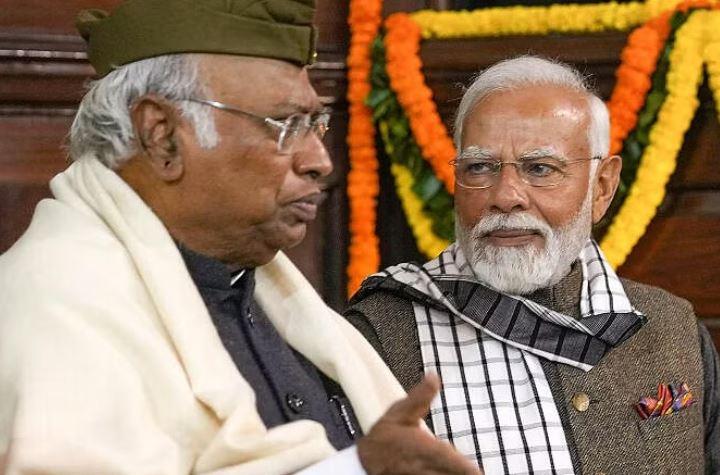 ‘ಸ್ನೇಹಿತರ’ ಮೇಲಿನ ದಾಳಿಯು ಮೋದಿಯ ಕುರ್ಚಿ ಅಲುಗಾಡುತ್ತಿರುವುದನ್ನು ತೋರಿಸುತ್ತದೆ: ಮಲ್ಲಿಕಾರ್ಜುನ ಖರ್ಗೆ