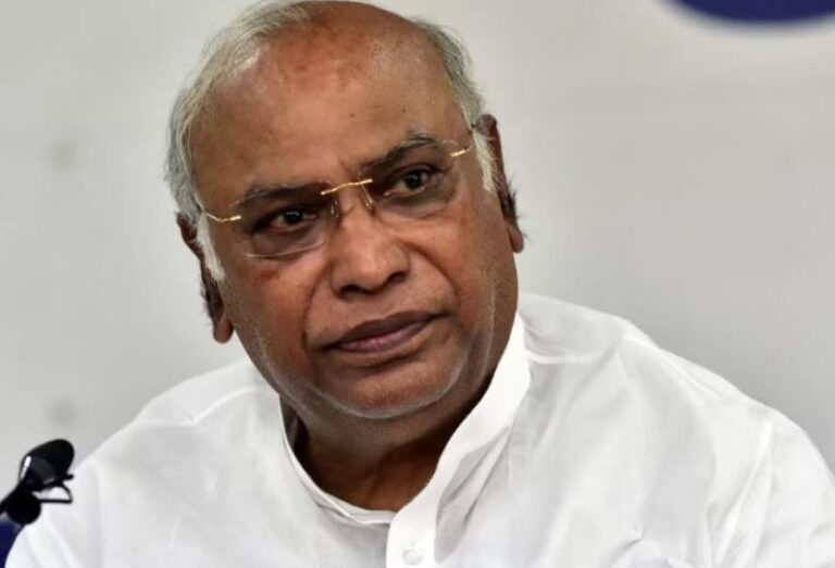 ಮೋದಿ ಕೈಗೆ ಮತ್ತೆ ಅಧಿಕಾರ ಕೊಟ್ಟರೆ ಬಡವರು, ದಲಿತರನ್ನು ಗುಲಾಮರಂತೆ ನಡೆಸಿಕೊಳ್ಳುತ್ತಾರೆ: ಮಲ್ಲಿಕಾರ್ಜುನ ಖರ್ಗೆ