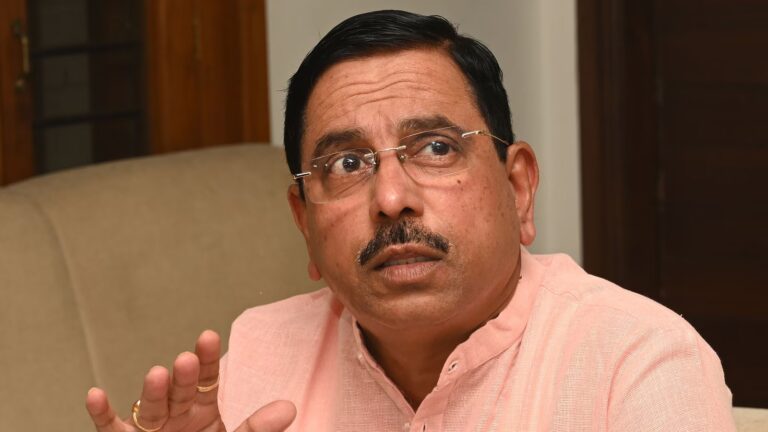 ನ್ಯಾಯಮೂರ್ತಿ ಡಿ’ಕುನ್ಹಾ ವಿರುದ್ಧ ‘ಏಜೆಂಟ್’ ಆರೋಪ; ಸಾರ್ವಜನಿಕ ಕ್ಷಮೆಯಾಚಿಸಿದ ಕೇಂದ್ರ ಸಚಿವ ಜೋಶಿ