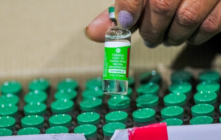 ಕೋವಿಶೀಲ್ಡ್ ಲಸಿಕೆಯ ಅಡ್ಡ ಪರಿಣಾಮಗಳ ಪರೀಕ್ಷೆ, ಸಂತ್ರಸ್ತರಿಗೆ ಪರಿಹಾರ ಕೋರಿ ಸುಪ್ರೀಂ ಕೋರ್ಟ್‌ಗೆ ಅರ್ಜಿ