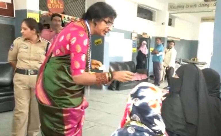 ಹೈದಾರಾಬಾದ್| ಬುರ್ಖಾಧಾರಿ ಮಹಿಳೆಯರ ವೋಟರ್ ಐಡಿ ಪರಿಶೀಲಿಸಿದ ಬಿಜೆಪಿ ಅಭ್ಯರ್ಥಿ ಮಾಧವಿ ಲತಾ: ಪ್ರಕರಣ ದಾಖಲು