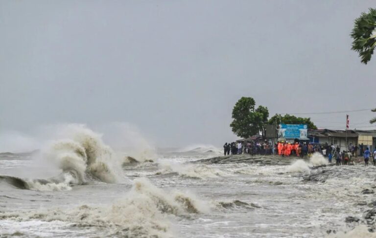 ‘ರೀಮಲ್’ ಚಂಡಮಾರುತ : ಪಶ್ಚಿಮ ಬಂಗಾಳದಲ್ಲಿ 6 ಸಾವು, 2 ಲಕ್ಷ ಜನರ ಸ್ಥಳಾಂತರ