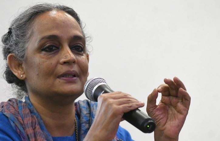 ಅರುಂಧತಿ ರಾಯ್, ಶೇಖ್ ಶೌಕತ್ ವಿರುದ್ಧ UAPAಯಡಿ ಪ್ರಕರಣ ದಾಖಲಿಸಲು ದೆಹಲಿ ಲೆಫ್ಟಿನೆಂಟ್ ಗವರ್ನರ್ ಅನುಮತಿ