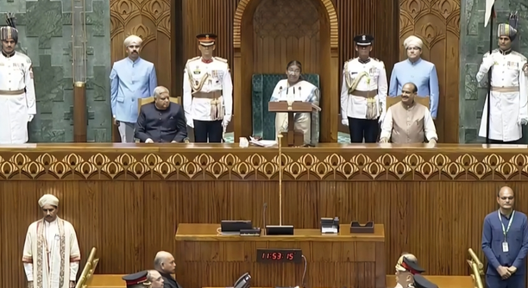 ‘ಐತಿಹಾಸಿಕ ನಿರ್ಧಾರಗಳನ್ನು ಬಜೆಟ್‌ನಲ್ಲಿ ಘೋಷಿಸಲಾಗುವುದು..’; ಸಂಸತ್ತಿನ ಜಂಟಿ ಅಧಿವೇಶನದಲ್ಲಿ ರಾಷ್ಟ್ರಪತಿ ಹೇಳಿಕೆ