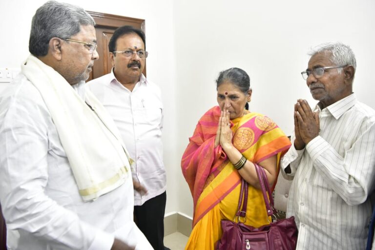 ಸಿಎಂ ಭೇಟಿಯಾದ ರೇಣುಕಸ್ವಾಮಿ ಪೋಷಕರು; ಮೃತನ ಪತ್ನಿಗೆ ಕೆಲಸ ಕೊಡಿಸುವಂತೆ ಮನವಿ