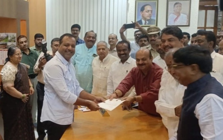 ಶಾಸಕ ಸ್ಥಾನಕ್ಕೆ ರಾಜೀನಾಮೆ ನೀಡಿದ ಕುಮಾರಸ್ವಾಮಿ, ಬೊಮ್ಮಾಯಿ