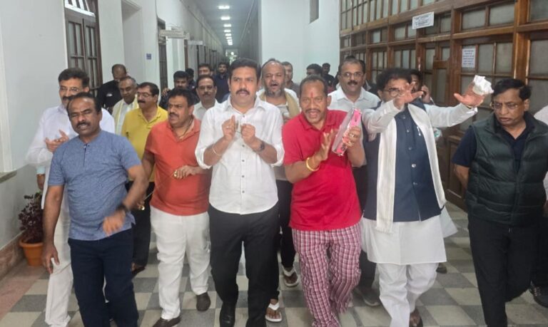 ಮುಡಾ ಹಗರಣ ಚರ್ಚೆಗೆ ಆಗ್ರಹಿಸಿ ‘ಕಮಲ-ದಳ’ ಶಾಸಕರಿಂದ ಅಹೋರಾತ್ರಿ ಧರಣಿ; ವಿಧಾನಸೌಧ ಕಾರಿಡಾರ್‌ನಲ್ಲಿ ಭಜನೆ