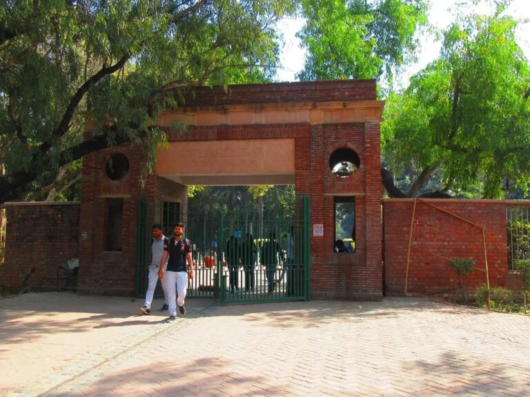 ದೆಹಲಿ ವಿಶ್ವವಿದ್ಯಾಲಯದ ಕಾನೂನು ಕೋರ್ಸ್‌ನಲ್ಲಿ ಮನುಸ್ಮೃತಿ ಬೋಧನೆಗೆ ಶಿಕ್ಷಕರ ವಿರೋಧ