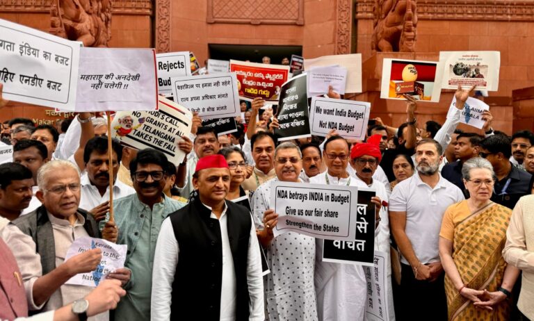 ಬಿಜೆಪಿಯೇತರ ಆಡಳಿತದ ರಾಜ್ಯಗಳಿಗೆ ಬಜೆಟ್‌ನಲ್ಲಿ ತಾರತಮ್ಯ ಆರೋಪ; ಇಂಡಿಯಾ ಬಣದಿಂದ ಪ್ರತಿಭಟನೆ