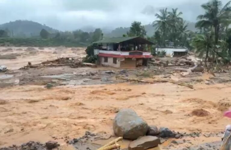 ವಯನಾಡ್ ಭೂಕುಸಿತ ದುರಂತ : 100 ದಾಟಿದ ಮೃತರ ಸಂಖ್ಯೆ, ಮುಂದುವರಿದ ರಕ್ಷಣಾ ಕಾರ್ಯಚರಣೆ