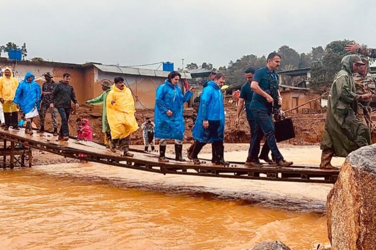 ವಯನಾಡ್ ಭೂಕುಸಿತ ಸ್ಥಳಕ್ಕೆ ರಾಹುಲ್ ಗಾಂಧಿ, ಪ್ರಿಯಾಂಕಾ ಭೇಟಿ : ಸಂತ್ರಸ್ತರಿಗೆ ಸಾಂತ್ವನ