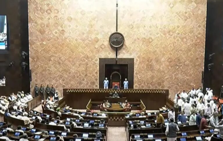 ಸಂಸತ್ತಿನಲ್ಲಿ ವಿನೇಶ್ ಫೋಗಟ್ ಅನರ್ಹತೆ ಗದ್ದಲ : ಉಭಯ ಸದನಗಳಿಂದ ಹೊರ ನಡೆದ ಪ್ರತಿಪಕ್ಷಗಳು