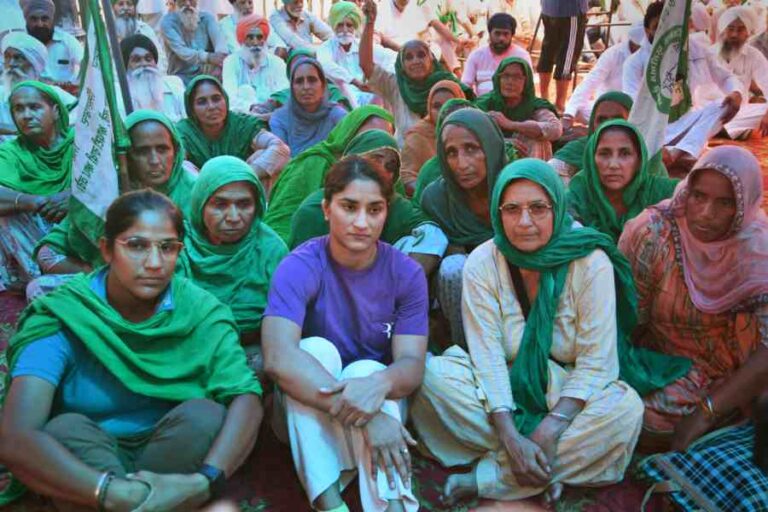 ಶಂಭು ಗಡಿಯಲ್ಲಿ ರೈತರ ಪ್ರತಿಭಟನೆ; ಕುಸ್ತಿಪಟು ವಿನೇಶಾ ಫೋಗಟ್‌ಗೆ ಹಾರ ಹಾಕಿ ಸ್ವಾಗತಿಸಿದ ಹೋರಾಟಗಾರರು