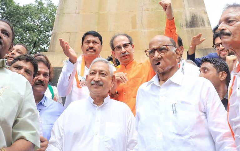 ಮಹಾರಾಷ್ಟ್ರ: ಶಿವಾಜಿ ಪ್ರತಿಮೆ ಕುಸಿತ ವಿರೋಧಿಸಿ ಮಹಾ ವಿಕಾಸ್ ಅಘಾಡಿಯಿಂದ ಪ್ರತಿಭಟನೆ