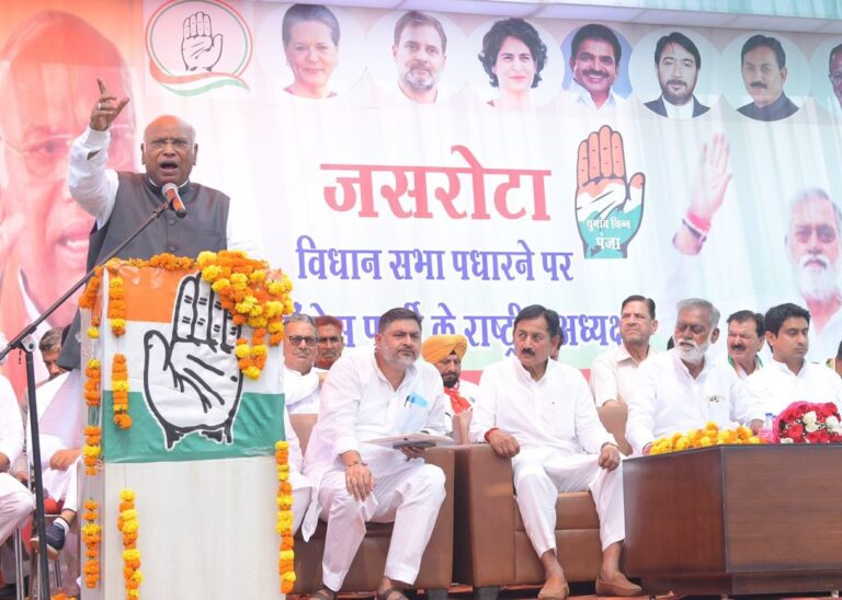 ಜಮ್ಮು-ಕಾಶ್ಮೀರ: ಕಡಿಮೆ ರಕ್ತದೊತ್ತಡದಿಂದ ವೇದಿಕೆ ಮೇಲೆ ಅಸ್ವಸ್ಥರಾದ ಮಲ್ಲಿಕಾರ್ಜುನ ಖರ್ಗೆ