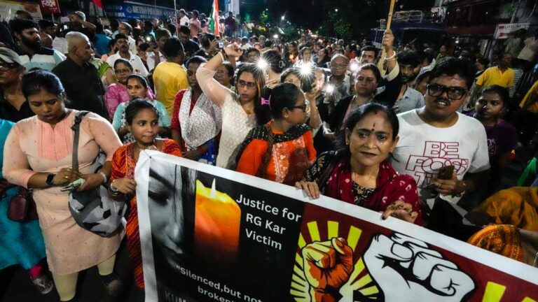 ವೈದ್ಯೆ ಅತ್ಯಾಚಾರ-ಕೊಲೆ ಪ್ರಕರಣ; ಪ್ರಕರಣ ಮುಚ್ಚಿಹಾಕಲು ಪೊಲೀಸರು ಲಂಚ ನೀಡಲು ಪ್ರಯತ್ನಿಸಿದ್ದರು: ಪೋಷಕರ ಆರೋಪ