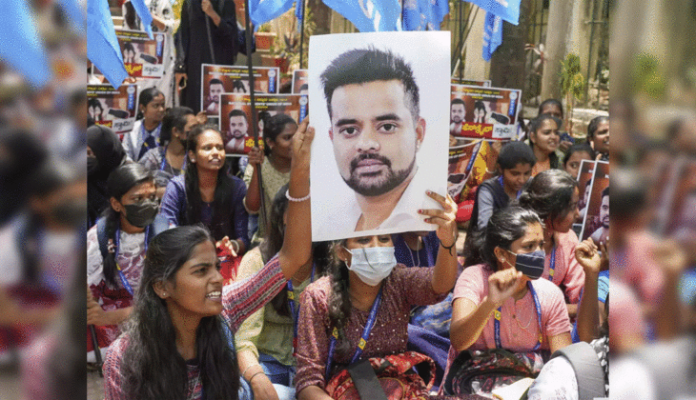 ಪ್ರಜ್ವಲ್ ರೇವಣ್ಣ,60 ವರ್ಷದ ಮಹಿಳೆ ಮೇಲೆ ಲೈಂಗಿಕ ದೌರ್ಜನ್ಯ, ಚಾರ್ಜ್ ಶೀಟ್‌ ಸಲ್ಲಿಕೆ,ಆಘಾತಕಾರಿ ವಿವರಗಳು ಬಹಿರಂಗ, Prajwal Revanna, sexual assault on 60-year-old woman, charge sheet submitted, shocking details revealed.