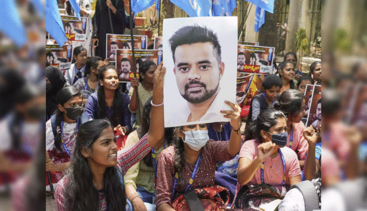 ಪ್ರಜ್ವಲ್ ರೇವಣ್ಣ,60 ವರ್ಷದ ಮಹಿಳೆ ಮೇಲೆ ಲೈಂಗಿಕ ದೌರ್ಜನ್ಯ, ಚಾರ್ಜ್ ಶೀಟ್‌ ಸಲ್ಲಿಕೆ,ಆಘಾತಕಾರಿ ವಿವರಗಳು ಬಹಿರಂಗ, Prajwal Revanna, sexual assault on 60-year-old woman, charge sheet submitted, shocking details revealed.