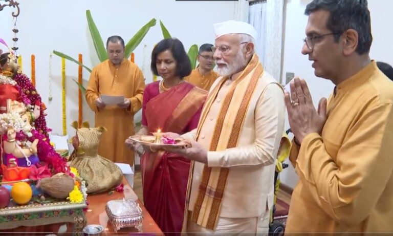 ಸಿಜೆಐ ಚಂದ್ರಚೂಡ್ ಮನೆಯ ಗಣಪತಿ ಪೂಜೆಯಲ್ಲಿ ಪಾಲ್ಗೊಂಡ ಮೋದಿ : ವಕೀಲರು, ಚಿಂತಕರಿಂದ ತೀವ್ರ ಆಕ್ಷೇಪ