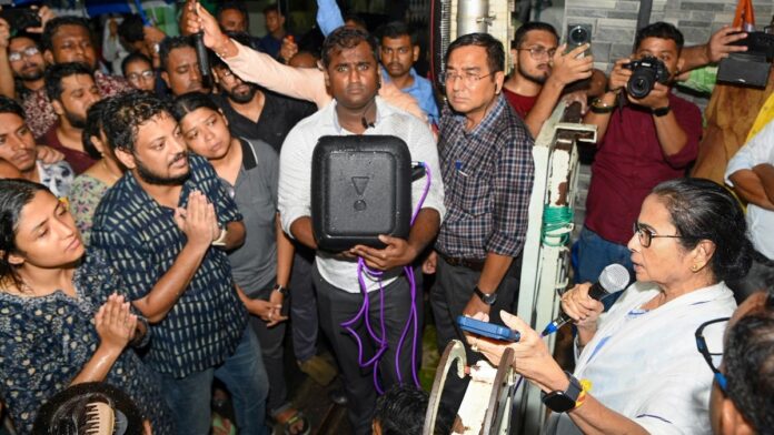 ಪ್ರತಿಭಟನಾ ನಿರತ ವೈದ್ಯ, ಬೇಡಿಕೆಗೆ ಮಣಿದ ಮಮತಾ, ಪಶ್ಚಿಮ ಬಂಗಾಳ ಸರ್ಕಾರ, Protesting doctors, Mamata who gave in to the demand, West Bengal