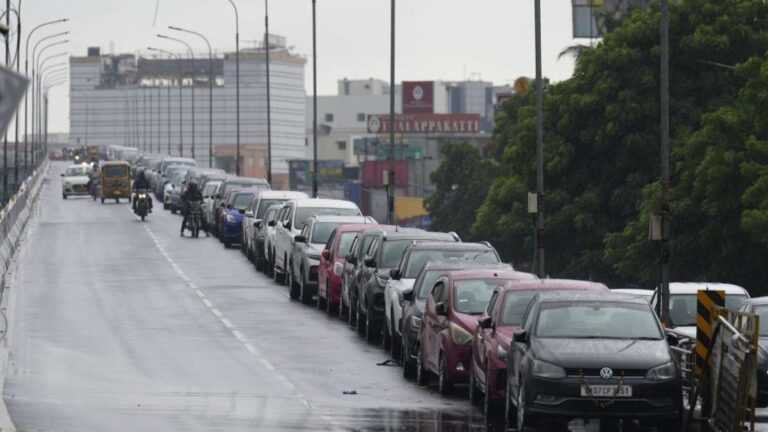 ಚೆನ್ನೈ ಮಳೆ: ಪ್ರವಾಹಕ್ಕೆ ಹೆದರಿ ಫ್ಲೈಓವರ್‌ಗಳ ಮೇಲೆ ಕಾರು ಪಾರ್ಕ್‌ ಮಾಡುತ್ತಿರುವ ಮಾಲೀಕರು