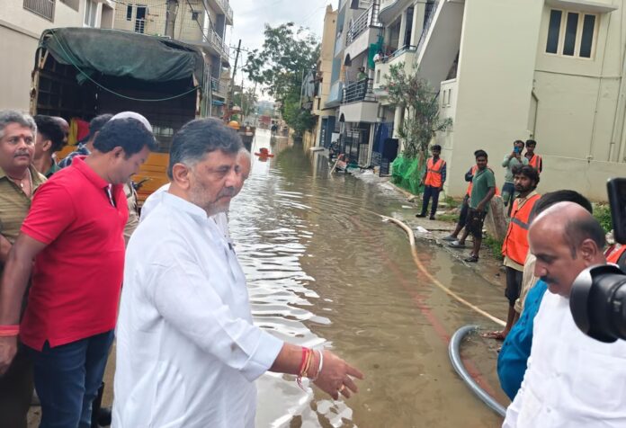 ಬೆಂಗಳೂರು ಪ್ರವಾಹ,ಸ್ಥಳಾಂತರಕ್ಕೆ ನಿರಾಕರಿಸಿದ, ಮನೆಯ ಬಾಗಿಲು, ಒಡೆದು, ತೆರವುಗೊಳಿಸು, ಡಿಸಿಎಂ, ಸೂಚನೆ, bangalore flood, displacement, refuse, house door, break, clear, dcm, notice,