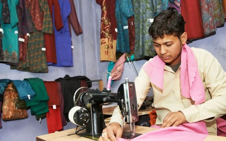 ‘ಪುರುಷರು ಮಹಿಳೆಯರ ಬಟ್ಟೆ ಹೊಲಿಯುವುದು, ಕೂದಲು ಕತ್ತರಿಸುವುದು ಮಾಡಬಾರದು..’; ಯುಪಿ ಮಹಿಳಾ ಆಯೋಗದಿಂದ ವಿಚಿತ್ರ ಪ್ರಸ್ತಾಪ 