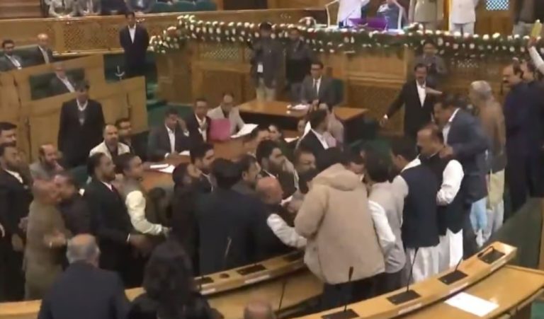 ವಿಧಿ 370ರ ಕುರಿತು ಬ್ಯಾನರ್ ಪ್ರದರ್ಶನ : ಜಮ್ಮು-ಕಾಶ್ಮೀರ ವಿಧಾನಸಭೆಯಲ್ಲಿ ಕೋಲಾಹಲ