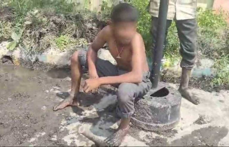 ತುಮಕೂರು | ದಲಿತ ಬಾಲಕನಿಂದ ಶೌಚಗುಂಡಿ ಸ್ವಚ್ಛಗೊಳಿಸಿದ ಕೆಎಸ್‌ಆರ್‌ಟಿಸಿ ಸಿಬ್ಬಂದಿ