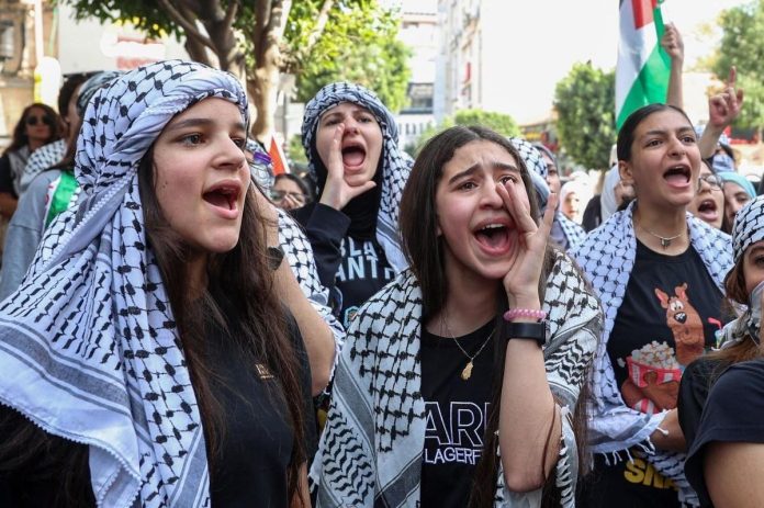 ಕೆಫಿಯಹ್, ಧರಿಸಿ, ಫುಟ್ಬಾಲ್ ವೀಕ್ಷಿಸು, ತೆರಳು, ಬಂಧನ,ಕೇರಳ ಪೊಲೀಸ್, Keffiyeh, Wear, Watch Football, Move, Arrest, Kerala Police,