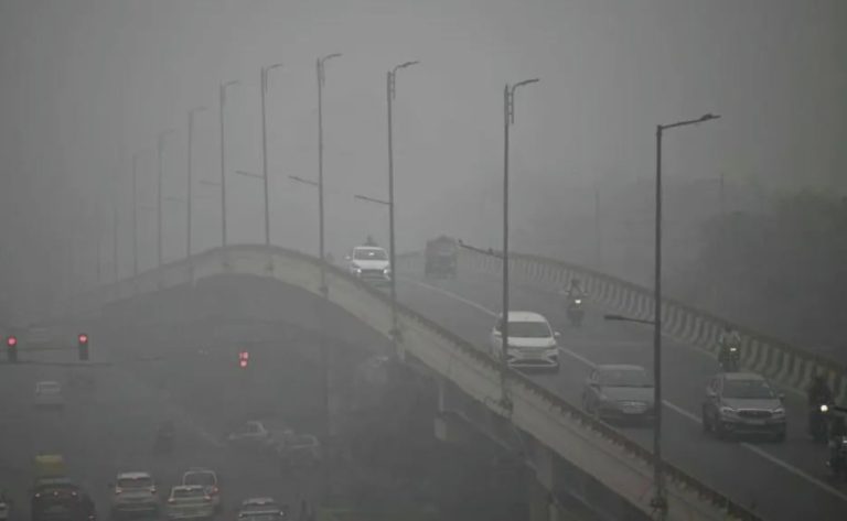 ‘ಅತ್ಯಂತ ಗಂಭೀರ’ ಮಟ್ಟ ತಲುಪಿದ ದೆಹಲಿಯ ವಾಯುಮಾಲಿನ್ಯ : ಟ್ರಕ್‌ಗಳ ನಗರ ಪ್ರವೇಶ ನಿಷೇಧ, ಶಾಲಾ ಮಕ್ಕಳಿಗೆ ಅನ್‌ಲೈನ್‌ ತರಗತಿ