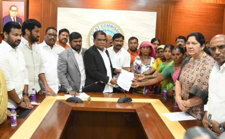 ತೆಲಂಗಾಣ | ತಡರಾತ್ರಿ ಬುಡಕಟ್ಟು ಜನರ ಮನೆಗಳಿಗೆ ನುಗ್ಗಿ ಪೊಲೀಸರಿಂದ ದೌರ್ಜನ್ಯ ಆರೋಪ : ಎಸ್‌ಸಿ, ಎಸ್‌ಟಿ ಆಯೋಗಕ್ಕೆ ದೂರು