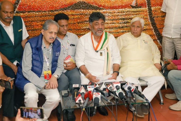 ಮನಮೋಹನ್ ಸಿಂಗ್ ನಿಧನ | ಬೆಳಗಾವಿ ಕಾಂಗ್ರೆಸ್ ಸಮಾವೇಶ ರದ್ದು ; ಅದೇ ವೇದಿಕೆಯಲ್ಲಿ  ಶ್ರದ್ಧಾಂಜಲಿ ಸಭೆ