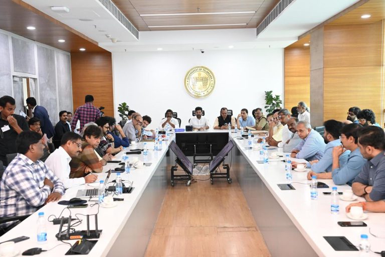 ತೆಲುಗು ಚಿತ್ರರಂಗ ಪ್ರಮುಖರ ಜೊತೆ ರೇವಂತ್ ರೆಡ್ಡಿ ಸಭೆ; ಕಾನೂನು ಸುವ್ಯವಸ್ಥೆ ವಿಚಾರದಲ್ಲಿ ರಾಜಿ ಇಲ್ಲ ಎಂದ ಸಿಎಂ