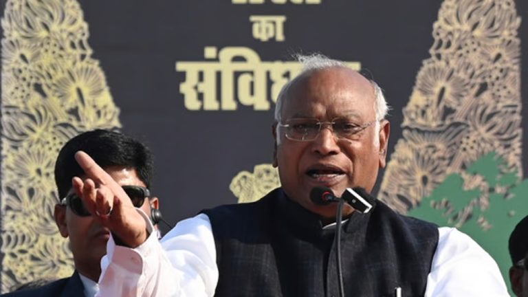 ಬಿಜೆಪಿ, ಆರ್‌ಎಸ್‌ಎಸ್‌, ಸಂವಿಧಾನ, ಹರಿದು ಹಾಕು, ಮಲ್ಲಿಕಾರ್ಜುನ ಖರ್ಗೆ, BJP, RSS, Constitution, tear up, Mallikarjun Kharge,