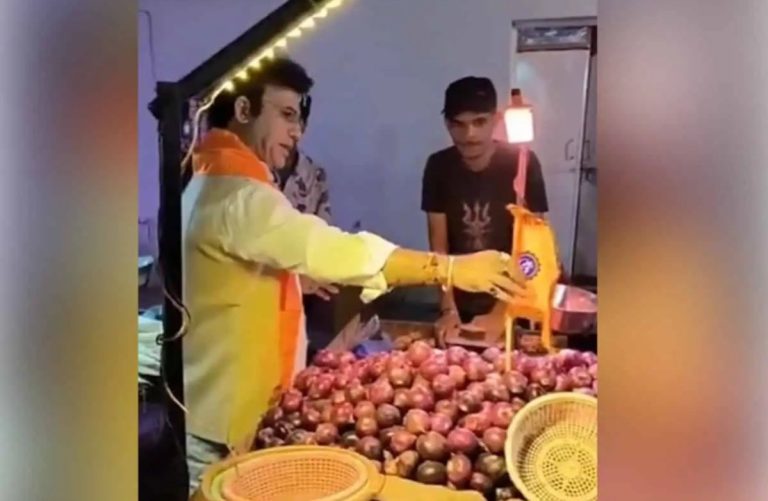 ತಳ್ಳುಗಾಡಿ ಮೇಲೆ ಕೇಸರಿ ಧ್ವಜ : ಬಡ ವ್ಯಾಪಾರಿಗಳನ್ನು ಹಿಂದೂ-ಮುಸ್ಲಿಮರೆಂದು ವಿಭಜಿಸಿದ ಬಿಜೆಪಿ ನಾಯಕ