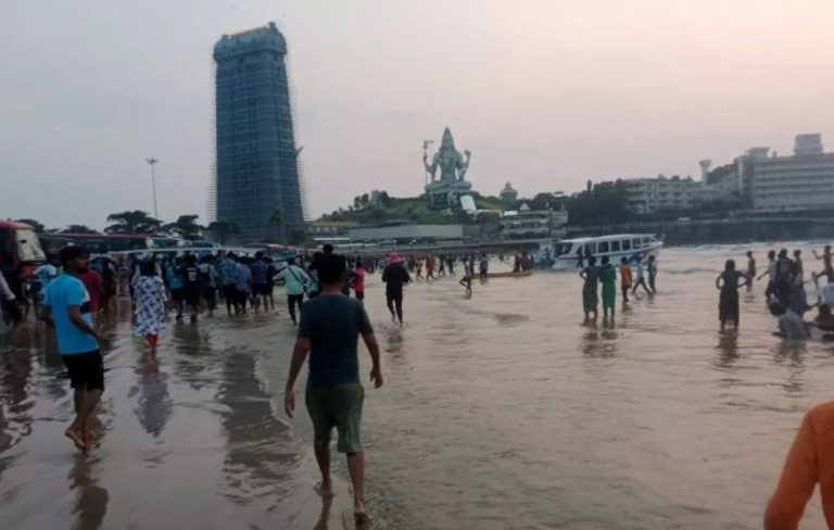 ಸಮುದ್ರದಲ್ಲಿ ಮುಳುಗಿ ನಾಲ್ವರು ವಿದ್ಯಾರ್ಥಿನಿಯರು ಸಾವು : ವಸತಿ ಶಾಲೆಯ ಪ್ರಾಂಶುಪಾಲೆ ಅಮಾನತು, ಅತಿಥಿ ಶಿಕ್ಷಕರು ವಜಾ