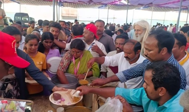 ‘ಆಹಾರ ಅಸಮಾನತೆ’ ತೊಡೆದು ಹಾಕಿದ ಮಂಡ್ಯದ ಸಾಹಿತ್ಯ ಸಮ್ಮೇಳನ : 100 ವರ್ಷಗಳಲ್ಲಿ ಮೊದಲ ಬಾರಿಗೆ ಮಾಂಸಾಹಾರ ವಿತರಣೆ