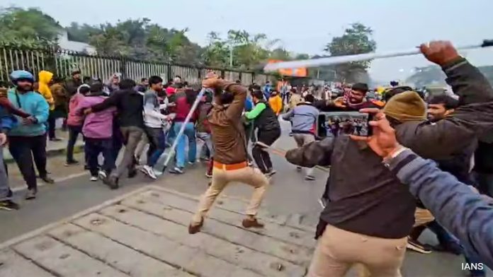 ಬಿಹಾರ ಪ್ರಶ್ನೆ ಪತ್ರಿಕೆ, ಸೋರಿಕೆ,ವಿದ್ಯಾರ್ಥಿ,ಲಾಠಿ ಚಾರ್ಜ್, ಸೌಮ್ಯ ಬಲ ಪ್ರಯೋಗ, ಪೊಲೀಸ್, Bihar question paper, leak, student, lathi charge, mild force, police,