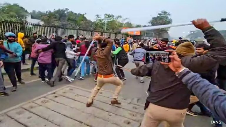 ಬಿಹಾರ ಪ್ರಶ್ನೆ ಪತ್ರಿಕೆ, ಸೋರಿಕೆ,ವಿದ್ಯಾರ್ಥಿ,ಲಾಠಿ ಚಾರ್ಜ್, ಸೌಮ್ಯ ಬಲ ಪ್ರಯೋಗ, ಪೊಲೀಸ್, Bihar question paper, leak, student, lathi charge, mild force, police,