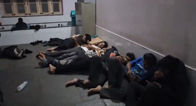 ಭಾರೀ ಹಿಮಪಾತದಲ್ಲಿ ಸಿಲುಕಿದ ಪ್ರವಾಸಿಗರಿಗೆ ಮನೆ, ಮಸೀದಿಗಳಲ್ಲಿ ಆಶ್ರಯ ನೀಡಿದ ಕಾಶ್ಮೀರಿಗಳು