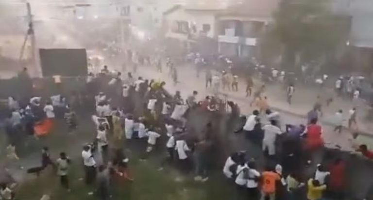 ಫುಟ್ಬಾಲ್ ಪಂದ್ಯದ ವೇಳೆ ಅಭಿಮಾನಿಗಳ ನಡುವೆ ಗುಂಪು ಘರ್ಷಣೆ: 100ಕ್ಕೂ ಹೆಚ್ಚು ಜನರು ಸಾವು