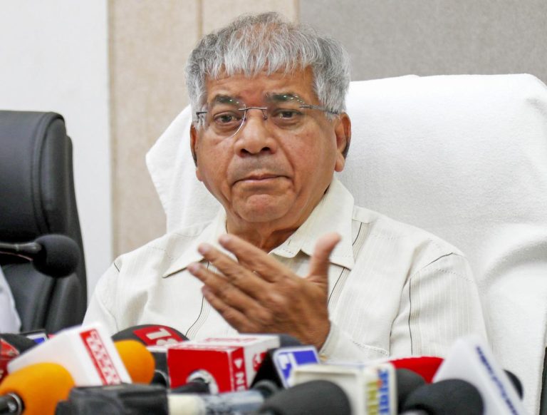 ಸಂವಿಧಾನ ಬದಲಿಸಿ ಮನುಸ್ಮೃತಿ ಪರಿಚಯಿಸಲು ದೊಡ್ಡ ಪಿತೂರಿ ನಡೆಯುತ್ತಿದೆ: ಪ್ರಕಾಶ್ ಅಂಬೇಡ್ಕರ್