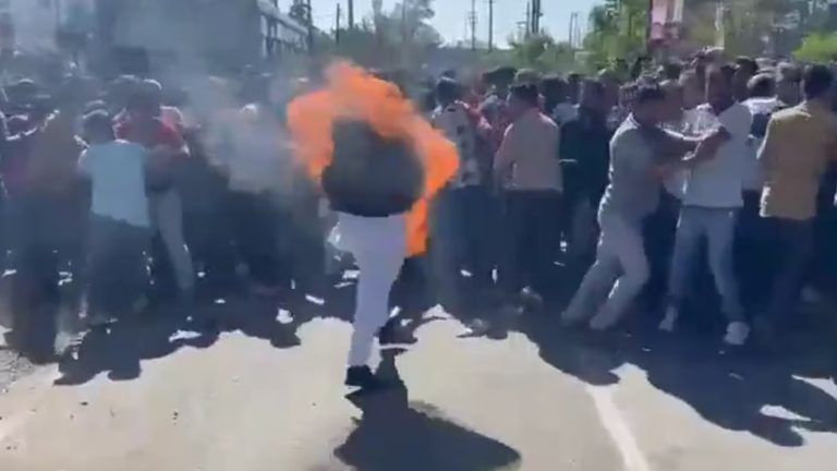 ಯೂನಿಯನ್ ಕಾರ್ಬೈಡ್ ತ್ಯಾಜ್ಯ ವಿಲೇವಾರಿಗೆ ವಿರೋಧ; ಬೆಂಕಿ ಹಚ್ಚಿಕೊಂಡ ಪ್ರತಿಭಟನಾಕಾರರು